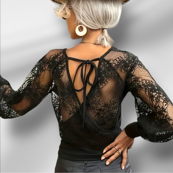 NWOT Floral Mesh Lantern Sleeve Black Top. Size (M/6) - Picture 2 of 4